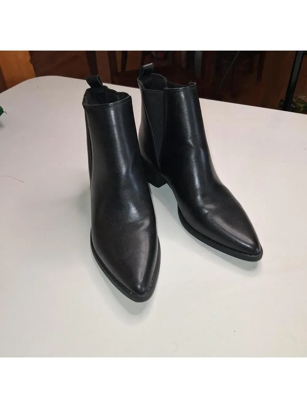 Women's pointed size 9 Black Boot